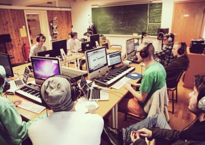 Elver jobber med lydteknikk på Bakketun Folkehøgskole