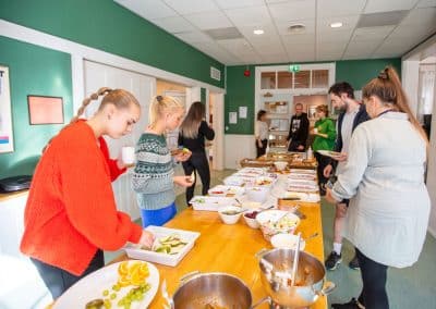 Elever forsyner seg av mat på Bakketun Folkehøgskole