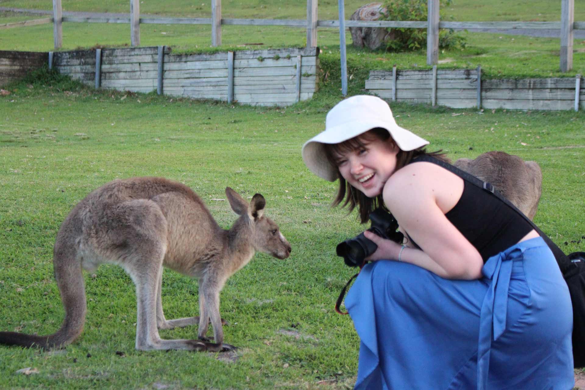 Jente med kenguru i Australia
