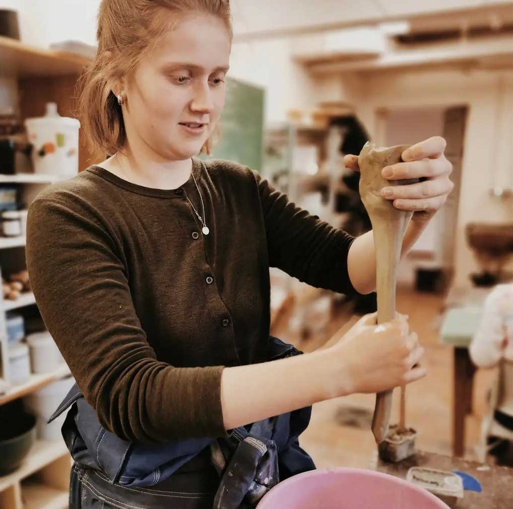 Jente jobber med keramikk